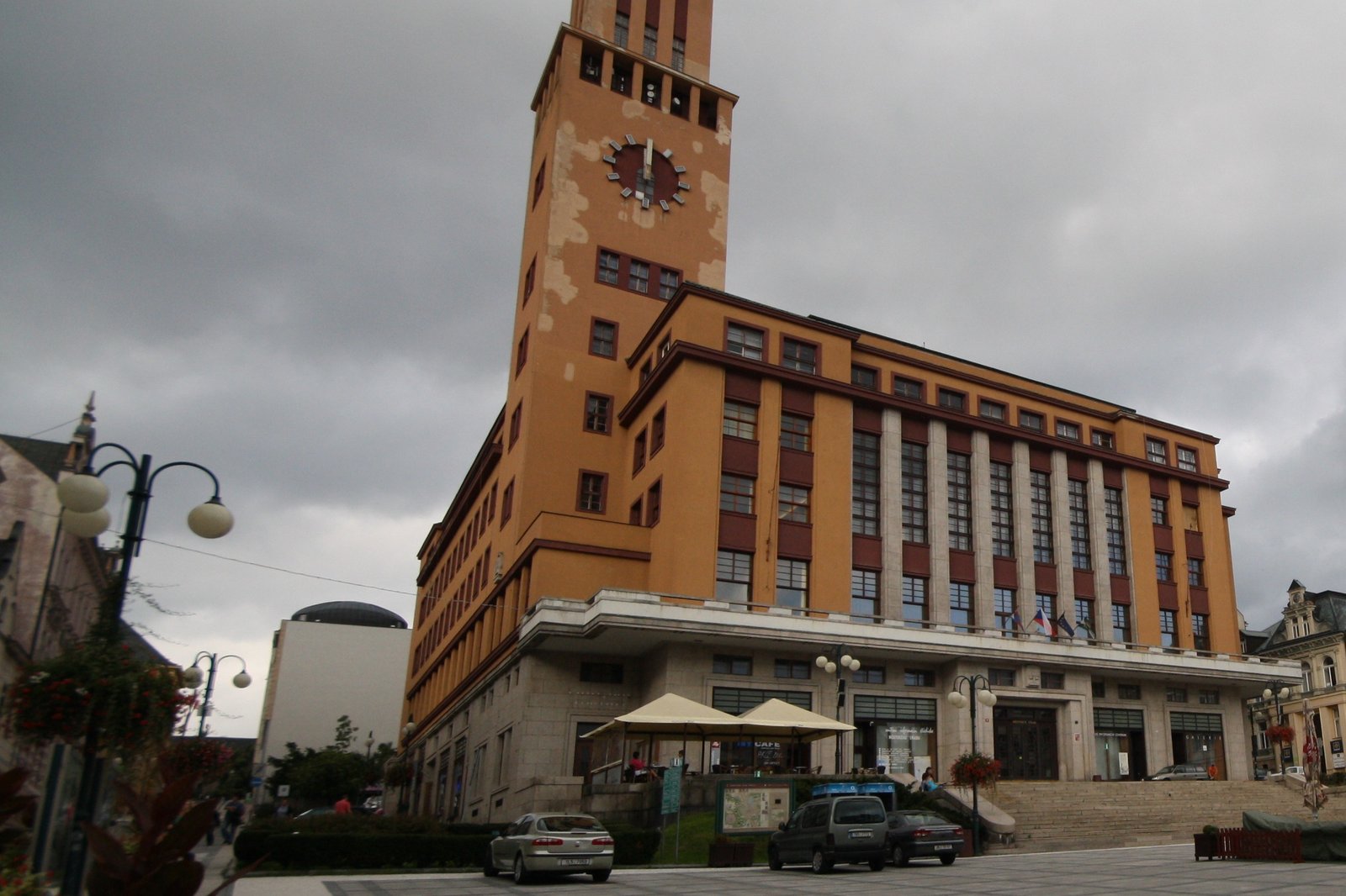 Budova nové radnice s hodinovou věží na Mírovém náměstí v Jablonci nad Nisou