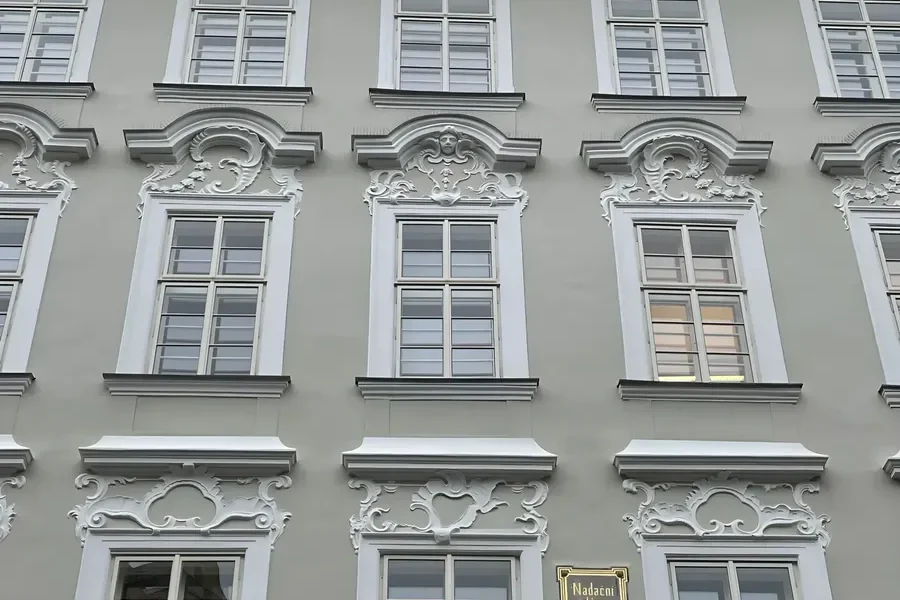 Špaletová okna na domě na Malém náměstí v Praze 1