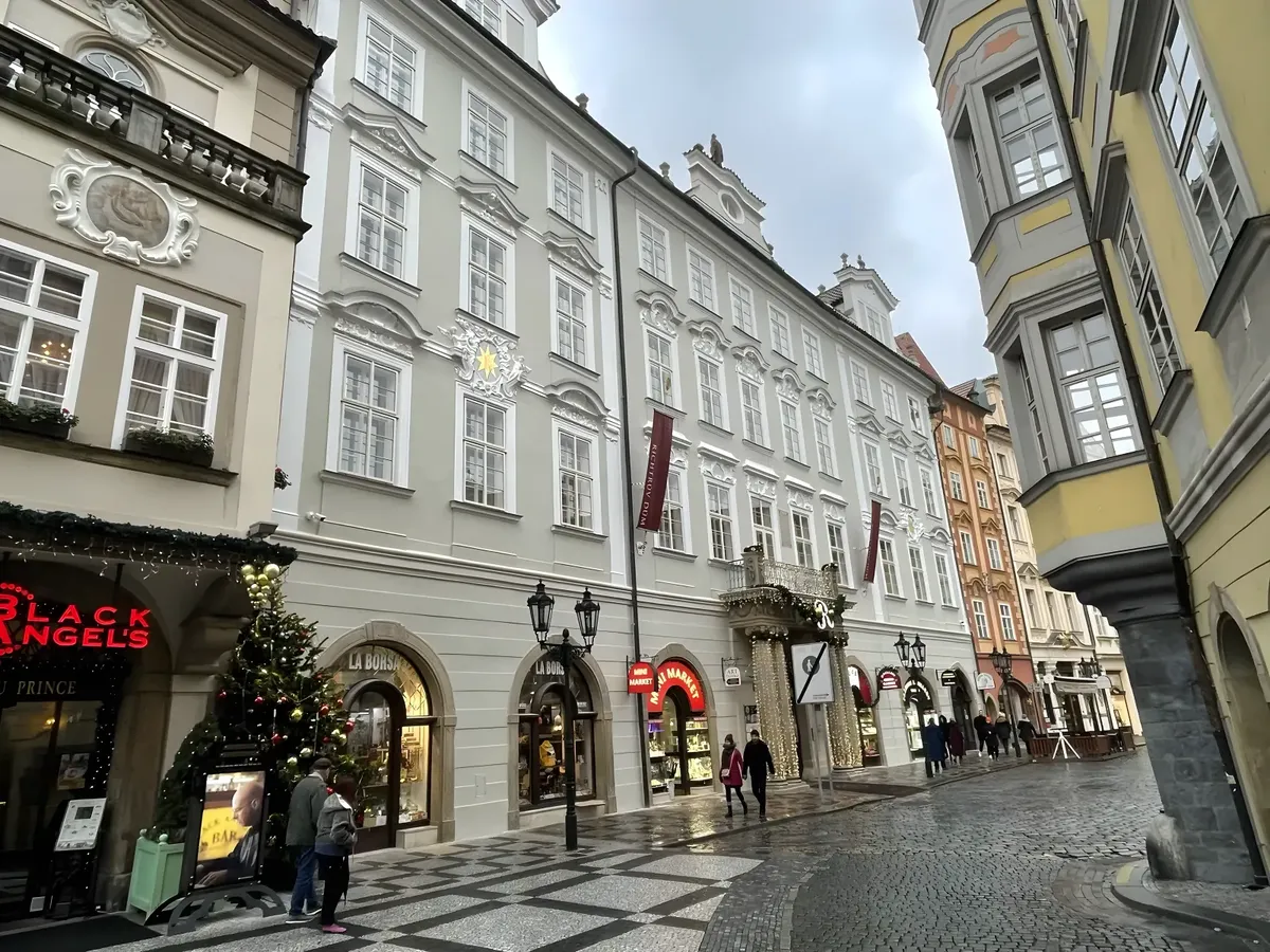 Fasáda domu na Malém náměstí v Praze 1